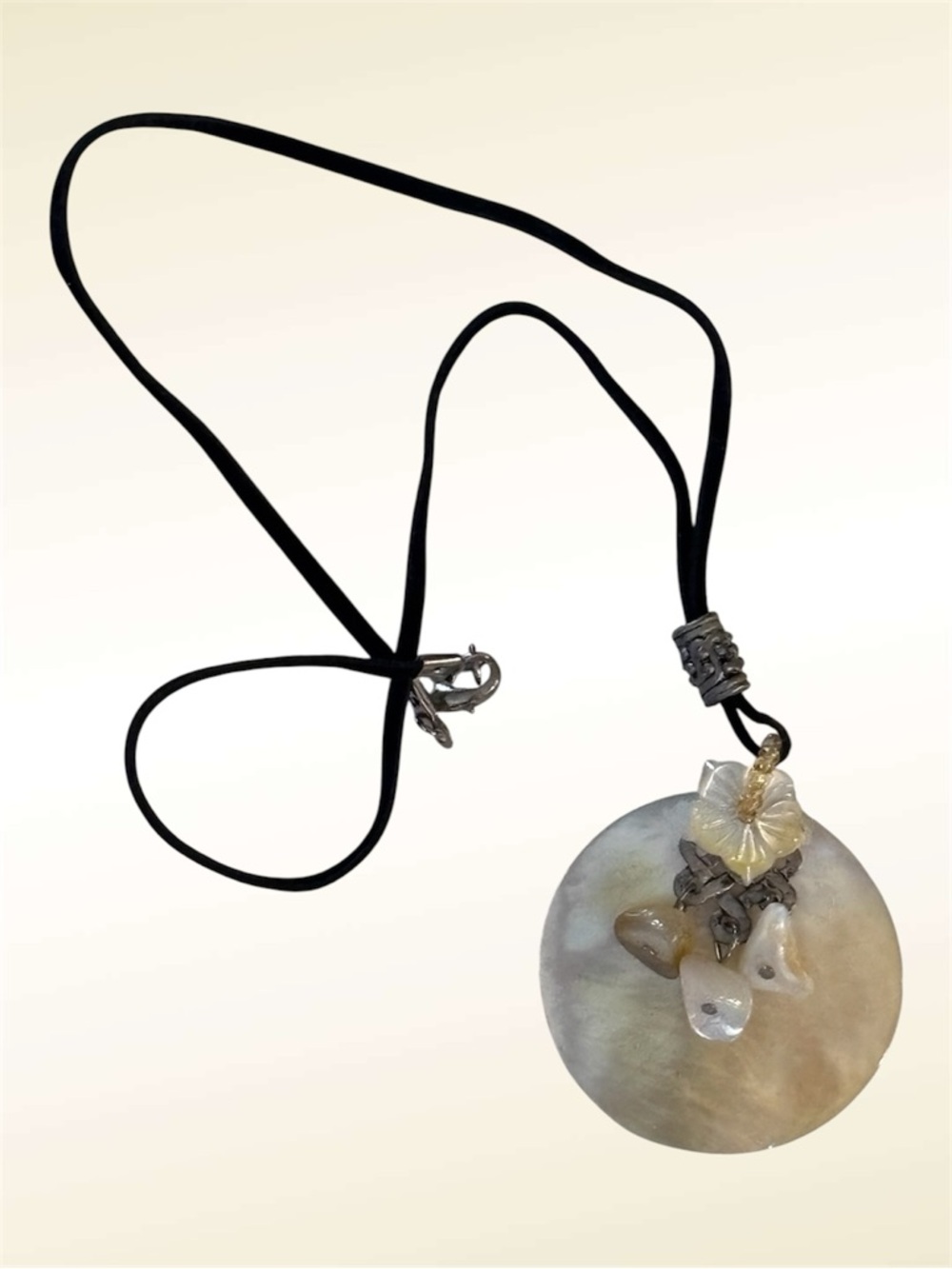 🌼VTG Mother of Pearl Pendant Necklace